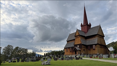 Jedan pored drugog: Norveška drvena crkva i paganski kameni krug