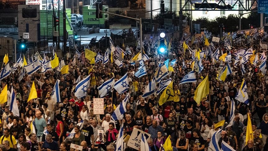 متظاهرون يتوجهون نحو منزل نتنياهو بالقدس للمطالبة بصفقة تبادل أسر
