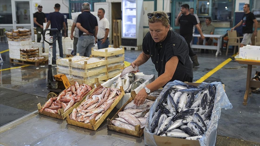 Babasının mesleğini devraldı su ürünleri halinin kadın tüccarı oldu