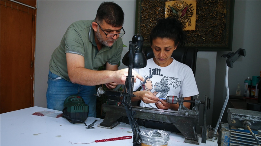 Çifti i përkushtuar për artin e tespiheve krijon produkte të punuara me dorë