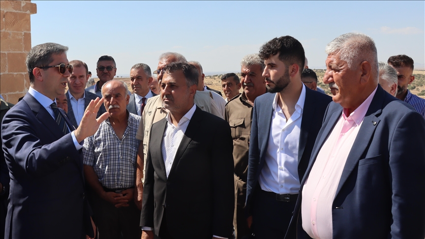 Alîkarê Serokê Giştî yê AK Partiyê Zafer Sirakaya li Mêrdînê serdana Êzidî û Suryaniyan kir