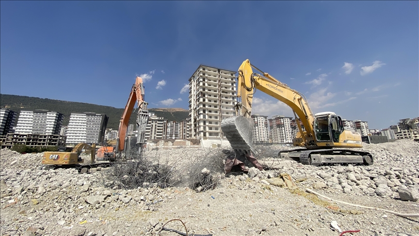 Kahramanmaraş'ta ağır hasarlı binaların yıkımı sürüyor 