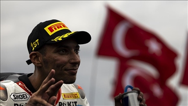 Milli motosikletçi Toprak Razgatlıoğlu, Fransa'da birinci oldu 