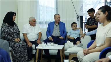 Cumhurbaşkanı Erdoğan, Malatya'da depremzede bir aileyi ziyaret etti