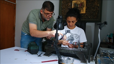 Çifti i përkushtuar për artin e tespiheve krijon produkte të punuara me dorë