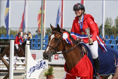 Sport : la Türkiye rafle les titres aux championnats balkaniques de saut d’obstacles en Serbie