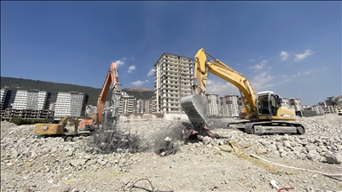 Kahramanmaraş'ta ağır hasarlı binaların yıkımı sürüyor 