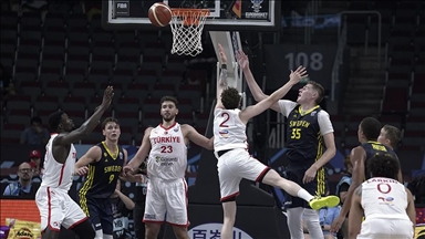 Turqia mposht Suedinë 85-79 për t'u kualifikuar në çerekfinalen e EuroBasket 2025