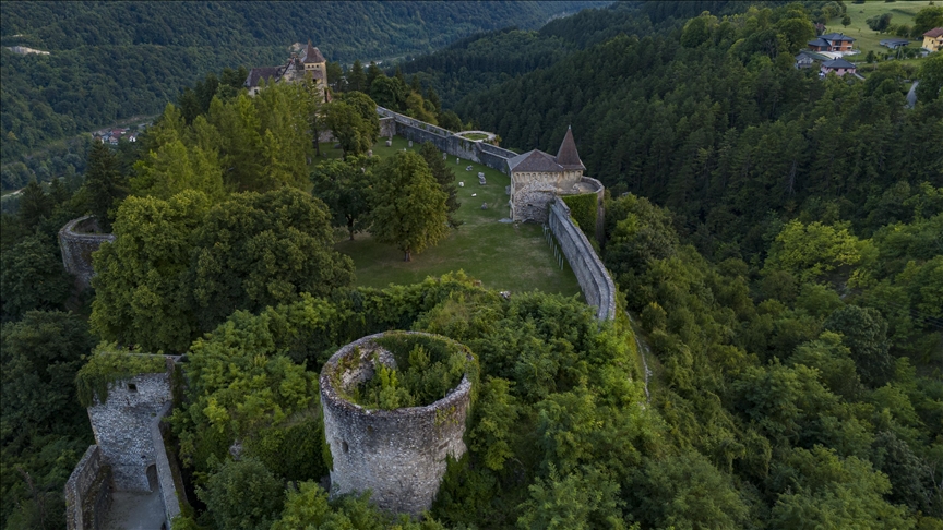 Ostrožac: Monumentalni grad i historicistički dvorac