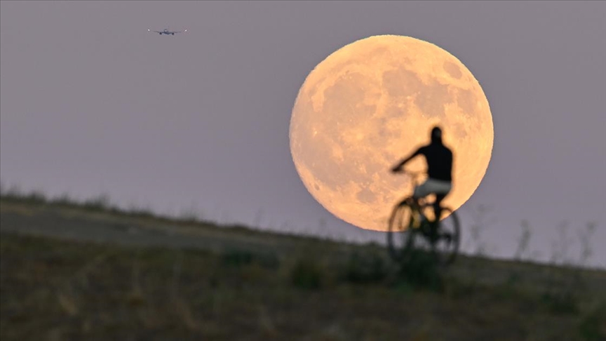Полната „пченкарна“ Месечина, позната како „Жетвена Месечина“, снимена во Калифорнија