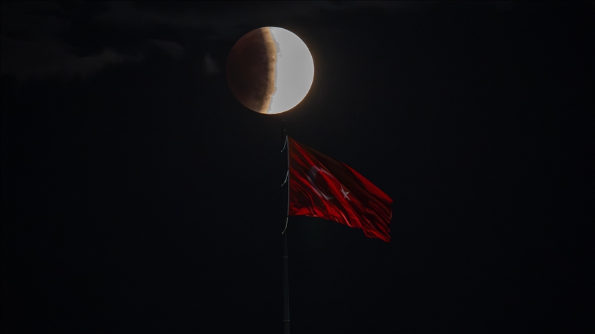 'Kanlı ay' tutulması gözlemlendi
