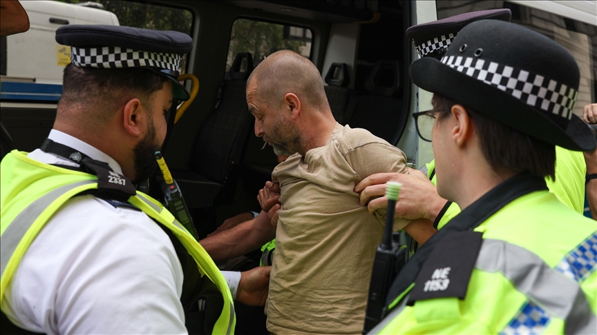 Londra'da yasaklı "Palestine Action" grubuna destek eyleminde 890 kişi gözaltına alındı