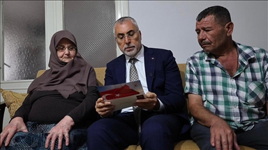 Bakan Işıkhan, şehit ailesini ziyaretinde Cumhurbaşkanı Erdoğan'ın "Terörsüz Türkiye" mektubunu okudu