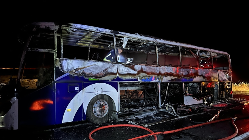Li Wanê otobêsa rêwiyan a ku seferê dikir di rê da şewitî