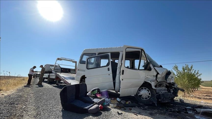 Li Şanliurfayê minîbusa karkeran û otomobîl li hev qelibîn û di qezayê da 15 kes birîndar bûn