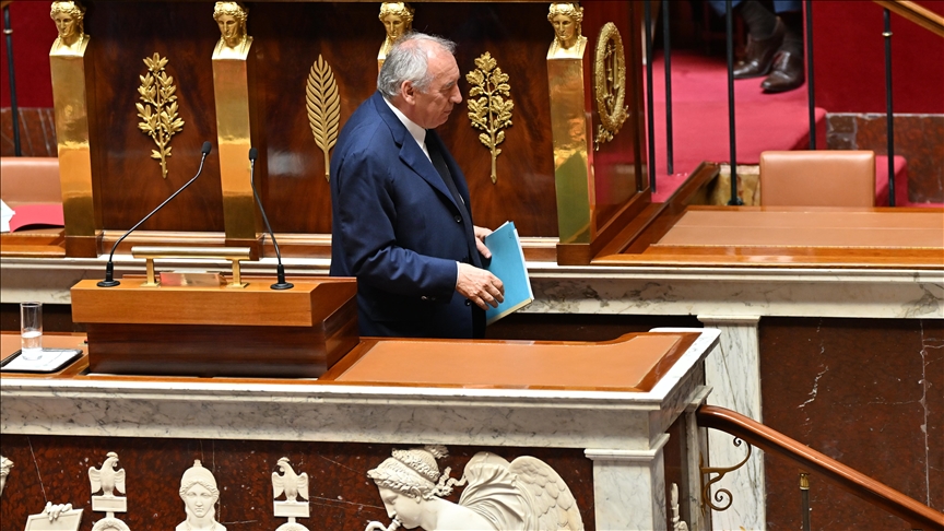 Fransa'da güvenoyu alamayan Başbakan François Bayrou'nun azınlık hükümeti düştü