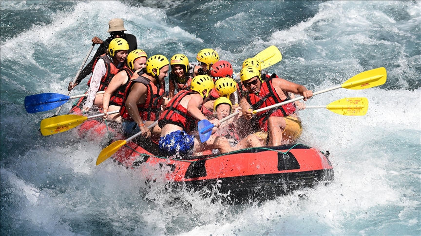 Antalya'daki bir mahallelinin geçim kaynağı rafting oldu