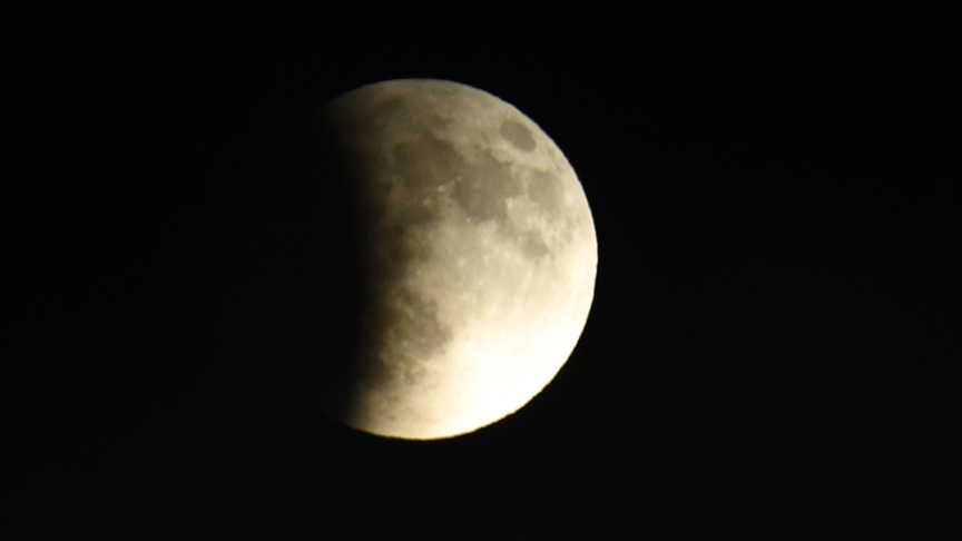 'Blood Moon' eclipse captivates Arab world