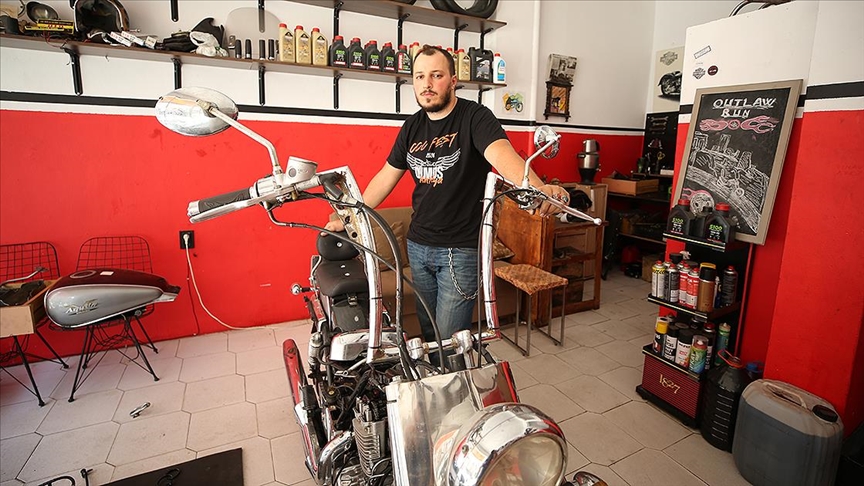 Klasik motosiklet tutkunu genç, kendi motosikletini tamir ederken meslek sahibi oldu