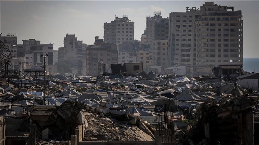 يسكنه مئات الفلسطينيين.. إسرائيل تنذر بإخلاء "برج الرؤيا" بغزة تمهيدا لنسفه 