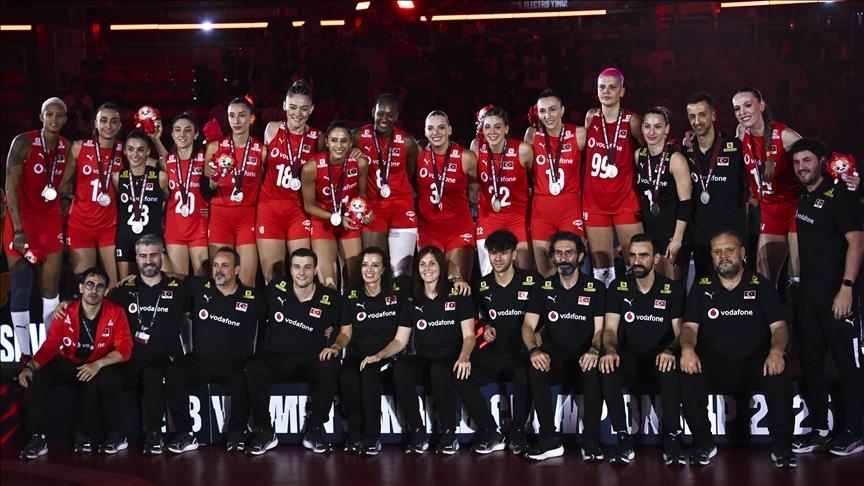 ھەڵبژاردەی تۆپی بالەی خانمانی تورکیا لە پاڵەوانییەتی جیھانی FIVB ٢٠٢٥دا میدالیای زیوی بەدەستھێنا