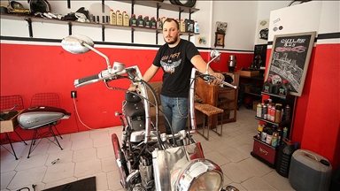 Klasik motosiklet tutkunu genç, kendi motosikletini tamir ederken meslek sahibi oldu