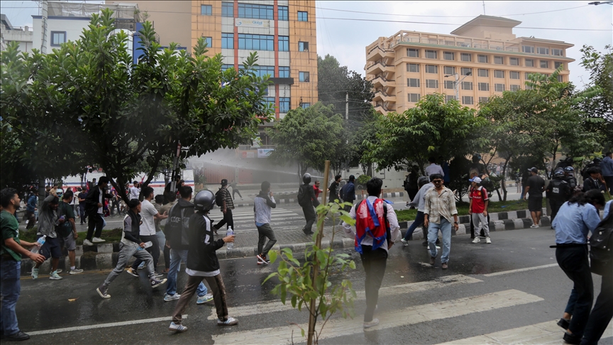 Nepal, protestuesit antiqeveritarë i vënë flakën ndërtesës së parlamentit