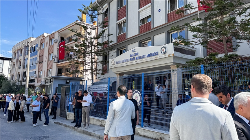 İzmir'de 2 polisin şehit olduğu silahlı saldırı soruşturmasında gözaltı sayısı 27'ye yükseldi