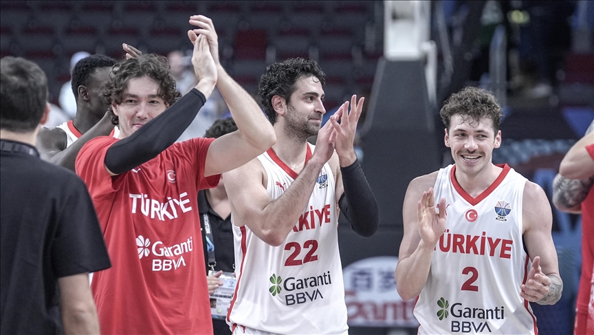 A Milli Basketbol Takımı, Avrupa Şampiyonası'nda 24 yıl sonra yarı finale yükseldi