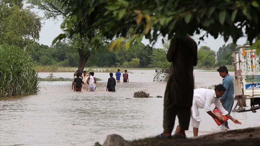 Pakistan'ın Pencap eyaletinde sel nedeniyle son 24 saatte 122 bin kişi daha tahliye edildi
