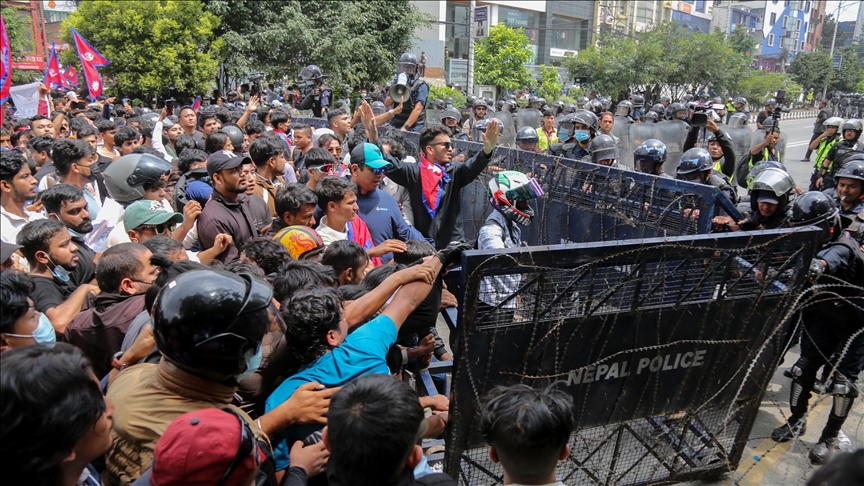 Nepal hükümeti, 19 kişinin öldüğü protestoların ardından sosyal medya yasağını kaldırıyor