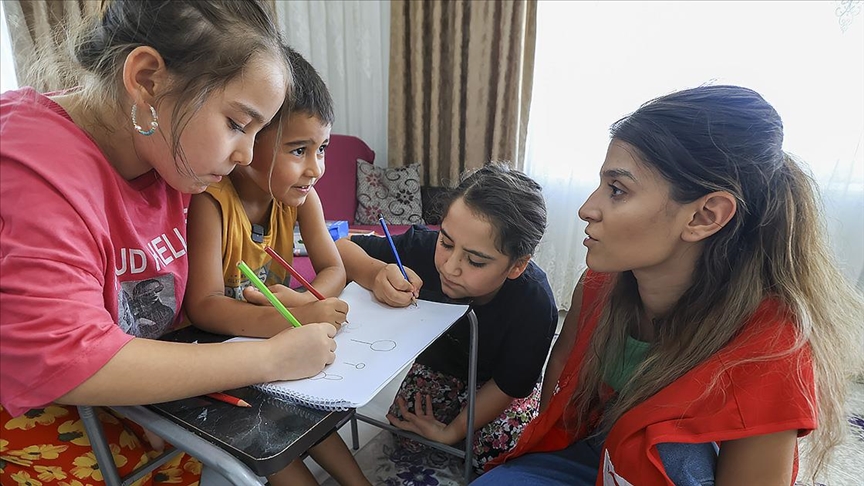 Türk Kızılay, deprem bölgesinde 7 bini aşkın öğrenciye kırtasiye seti dağıttı