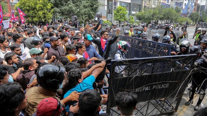 Serokwezîrê Nepalê Oli ji ber protestoyên ku di encamê da 19 kes hatin kuştin îstifa kir