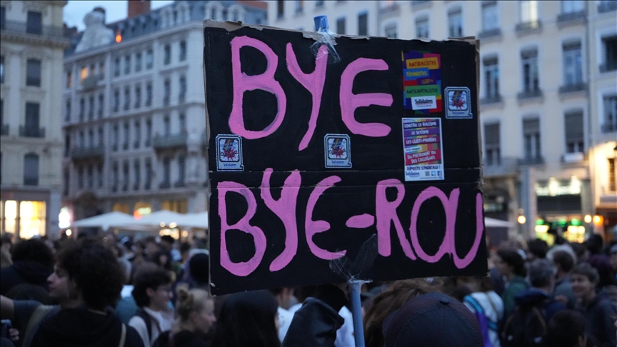 Orang ramai sertai demonstrasi di Perancis rai kerajaan Bayrou jatuh Orang ramai sertai demonstrasi di Perancis rai kerajaan Bayrou jatuh