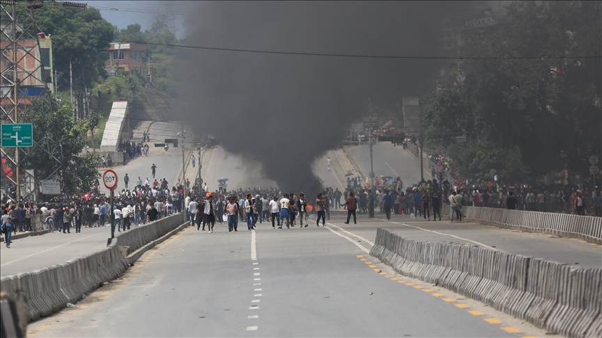 Şiddetli protestolarla çalkalanan Nepal'de ordu sokağa indi