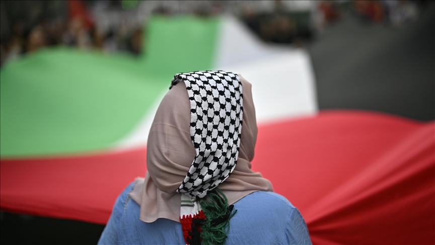 نواب بالبرلمان الأوروبي يرتدون قمصانا حمر تضامنا مع غزة