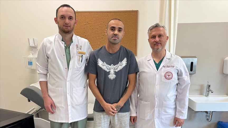 Doğuştan kalbinde delik bulunan ve damarları ters olan hasta küçük kesiyle tedavi edildi