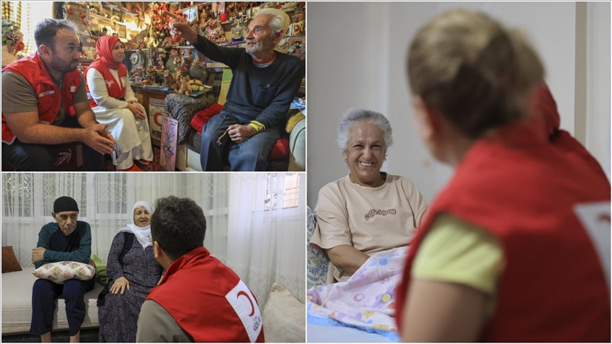 Türk Kızılay gönüllüleri yaşlı ve engellileri evlerinde yalnız bırakmıyor