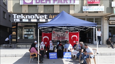Malbatên Mûşî yên ku dixwazin bigihêjin ewladên xwe çalakiya xwe ya li ber avahiya DEM Partiyê domand