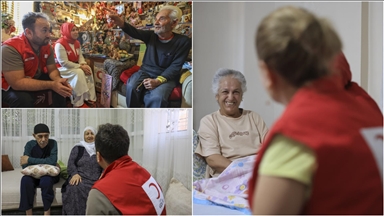 Türk Kızılay gönüllüleri yaşlı ve engellileri evlerinde yalnız bırakmıyor