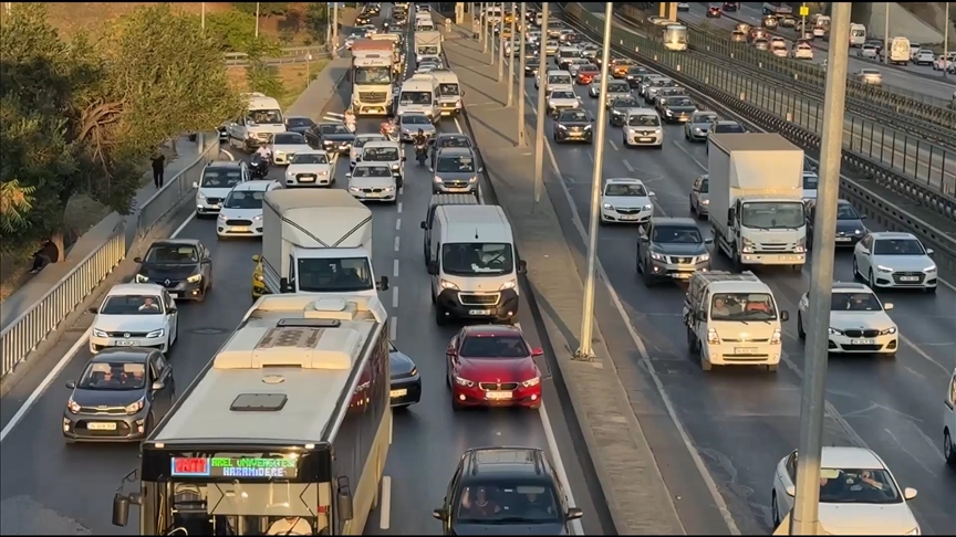 İstanbul'da akşam saatlerinde trafik yoğunluğu yaşanıyor