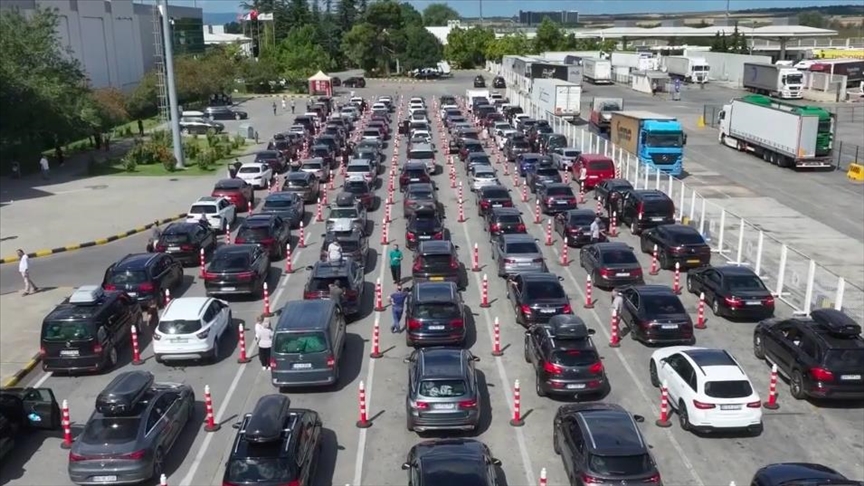 Gurbetçi sezonunda sınır kapılarından 5 milyona yakın yolcu geçiş yaptı