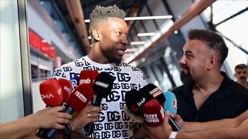 Trabzonspor'un kiralık olarak kadrosuna kattığı Andre Onana, Trabzon'a geldi