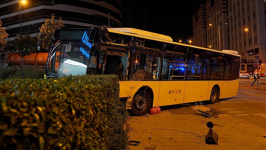 Ümraniye'de İETT otobüsü ile otomobilin çarpıştığı kazada 2 kişi yaralandı