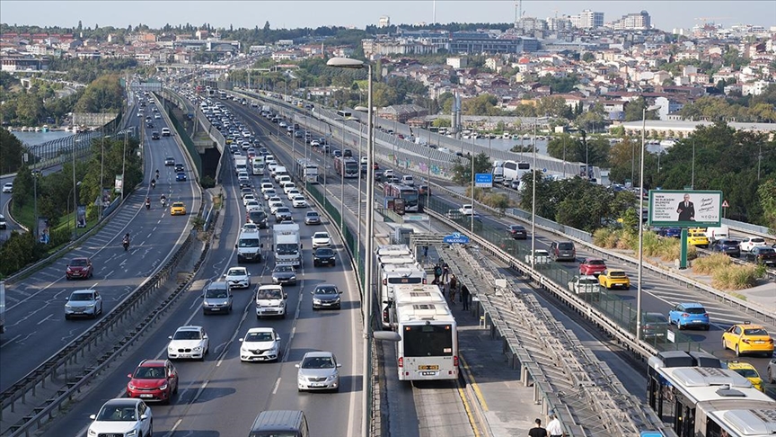 İstanbul'da haftanın dördüncü iş gününde trafik yoğunluğu yaşanıyor