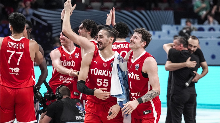 Siyasiler EuroBasket 2025'te finale yükselen A Milli Basketbol Takımı'nı kutladı