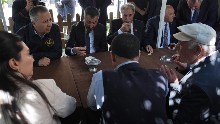 Wezîrê Karên Navxweyî Yerlikaya li Agiriyê bi welatiyan ra çayê vexwar û bi wan ra sohbet kir