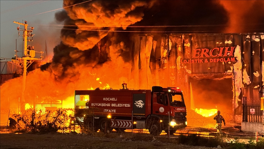 Kocaeli'de lojistik deposunda çıkan yangın kontrol altına alındı