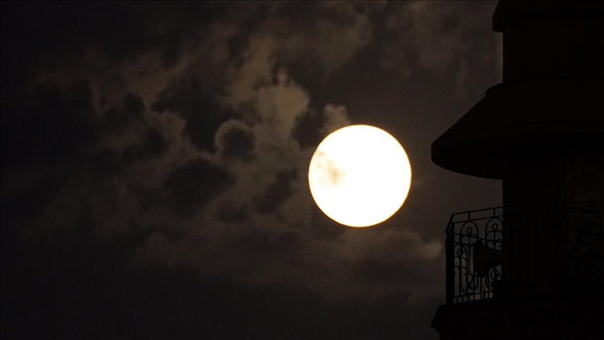Moon aligns above Kaaba in rare celestial event in Mecca