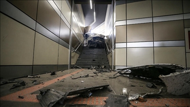Bursa'da metro alt geçidine giren hafif ticari aracın sürücüsü yaralandı